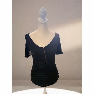 Col Story  Women's Black Cold Shoulder Zipper Top Size M